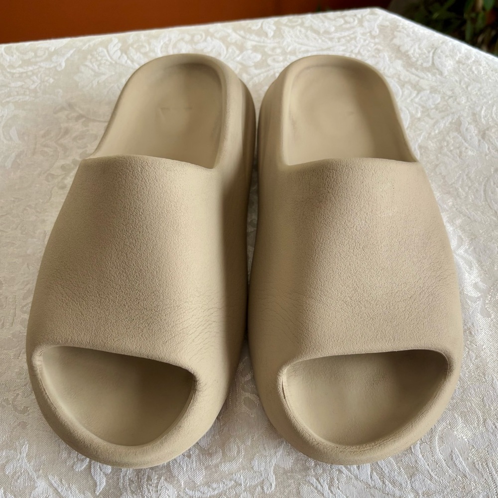 Pre-owned Yeezy slides size 9 men’s
